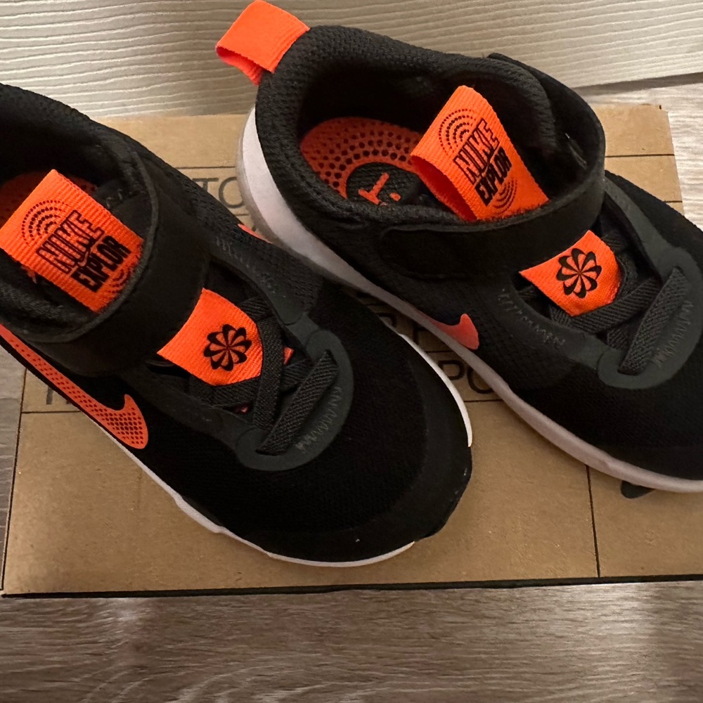 Toddler Nike shoes size 8